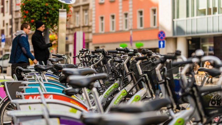 Raperski klip ma przekonać mieszkańców Katowic – i całej metropolii – do korzystania z komunikacji publicznej, hulajnóg oraz rowerów.
