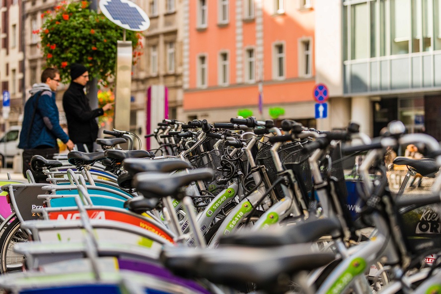 Raperski klip ma przekonać mieszkańców Katowic – i całej metropolii – do korzystania z komunikacji publicznej, hulajnóg oraz rowerów.