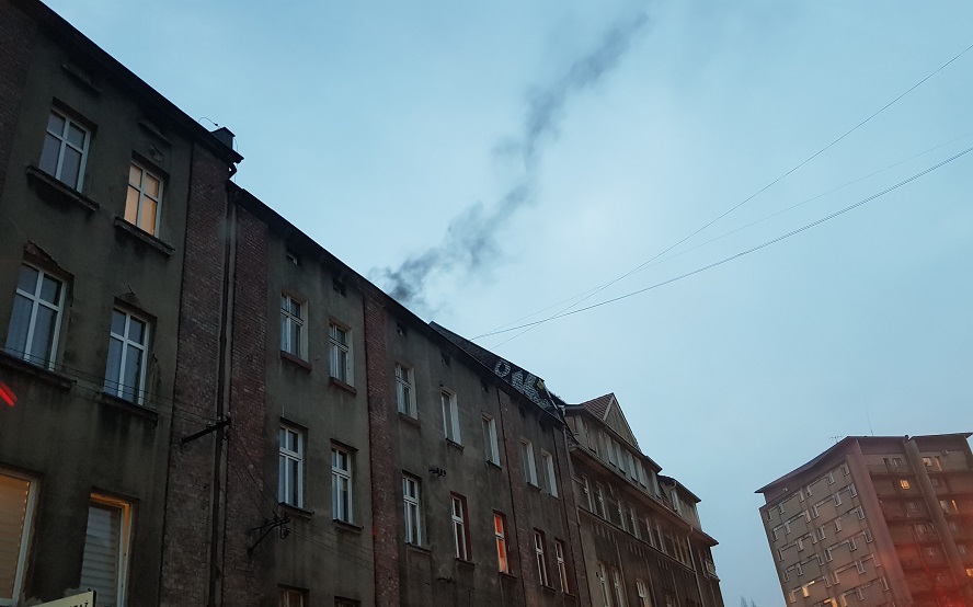 Ogromne pieniądze na walkę z brudnym powietrzem w Katowicach. Miliony na ograniczenie niskiej emisji i kolejne miliony na dofinansowanie wymiany starych palenisk.
