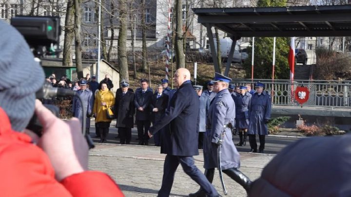 Minister spraw wewnętrznych pół godziny spóźnił się na ślubowanie nowych policjantów w Katowicach. Przyczyna? Po drodze został zatrzymany przez drogówkę za przekroczenie prędkości.