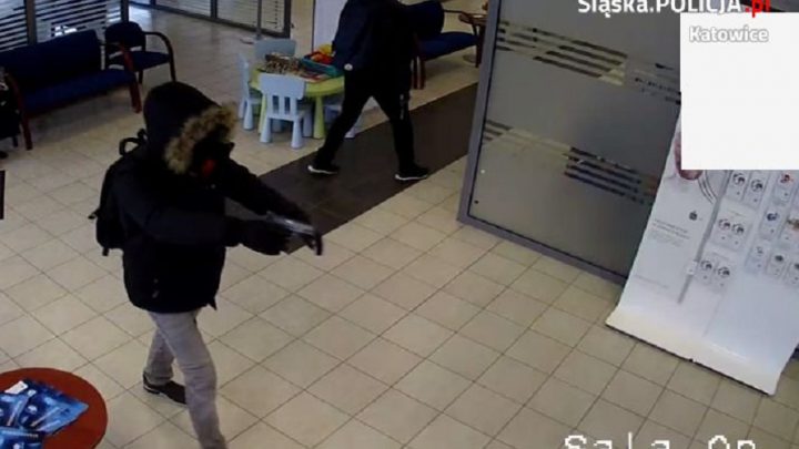 Uzbrojeni w broń palną gangsterzy napadli na bank w Katowicach. W czasie napadu, oprócz pracowników banku byli tam również klienci.