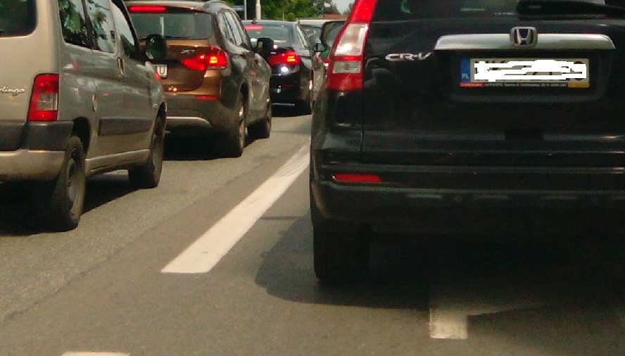 Groźny wypadek na jednej z najważniejszych dróg w Katowicach. Zator potężnieje.