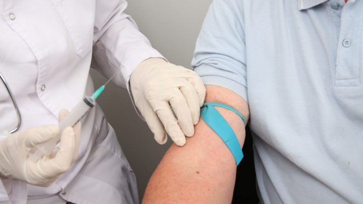 Seniorzy już mogą się szczepić przeciwko grypie.