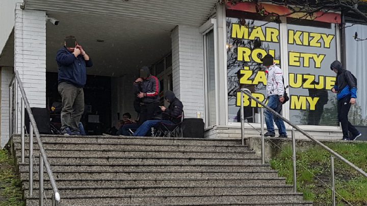Zawodowi stacze jak za PRL! W niedzielę przed zamkniętym urzędem w Katowicach chronili się przed deszczem. Czekali tak również całą noc na otwarcie biur w poniedziałek rano.
