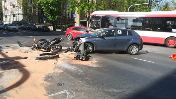 Do tych dwóch wypadków, o których piszemy w tekście, doszło na ulicach Katowic. Czy kierowca czerwonego samochodu nie prowadził aby pod wpływem? Zdjęcia są wymowne.