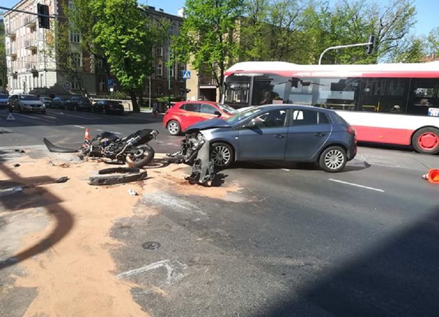 Do tych dwóch wypadków, o których piszemy w tekście, doszło na ulicach Katowic. Czy kierowca czerwonego samochodu nie prowadził aby pod wpływem? Zdjęcia są wymowne.