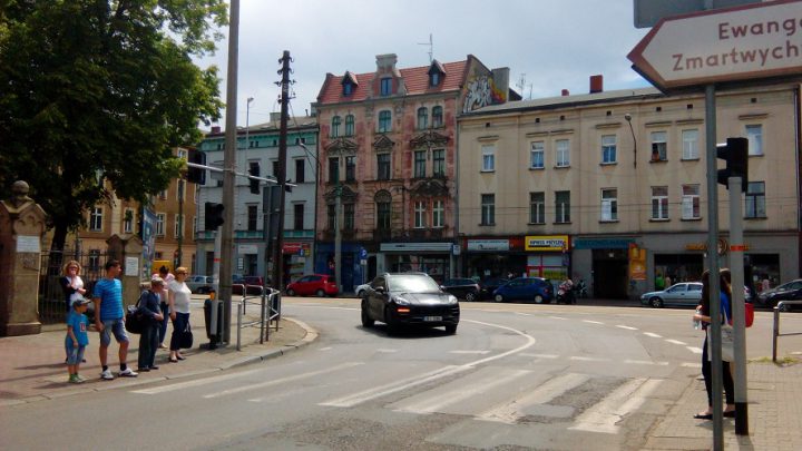 Dziś Katowice były jedynym z większych polskich miast, w którym zanotowano podwyższony ich poziom. Są kilka razy bardziej szkodliwe od dwutlenku siarki i niemal dziesięciokrotnie bardziej niebezpieczne od tlenku węgla.
