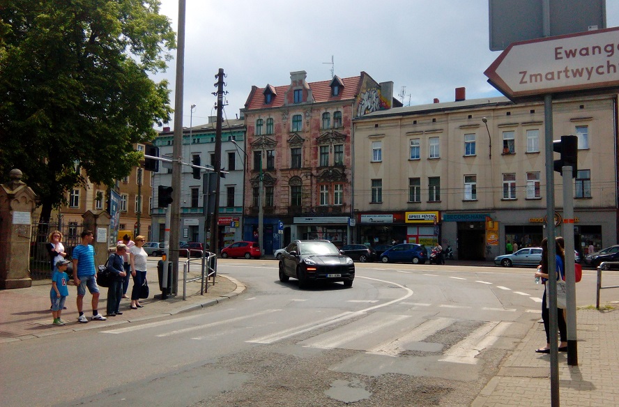 Dziś Katowice były jedynym z większych polskich miast, w którym zanotowano podwyższony ich poziom. Są kilka razy bardziej szkodliwe od dwutlenku siarki i niemal dziesięciokrotnie bardziej niebezpieczne od tlenku węgla.