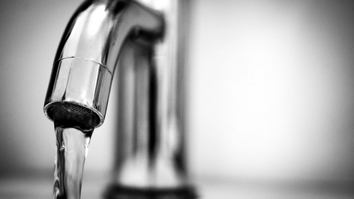 Czy zakazić się można koronawirusem pijąc wodę z kranu lub biorąc prysznic? Główny Inspektorat Sanitarny wydał w tej sprawie uspokajające oświadczenie.