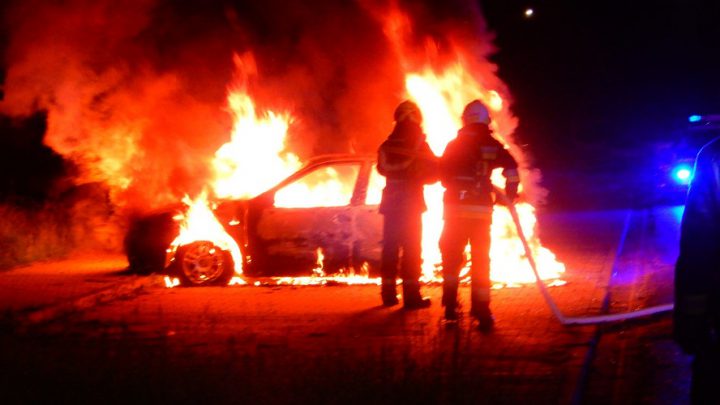 Samochód doszczętnie spłonął. Trudna strażacka akcja w Katowicach.