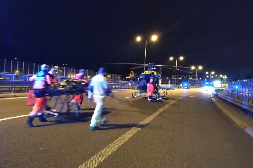 Wypadek motocyklisty na DTŚ. Policja udostępniła zdjęcia oraz nagranie działań Lotniczego Pogotowia Ratunkowego.
