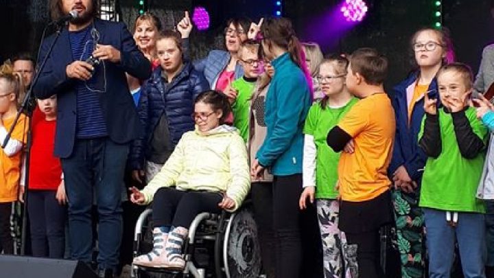 Mietek Szcześniak przyjechał do niepełnosprawnych uczniów szkoły podstawowej w Katowicach. Zaśpiewali razem.