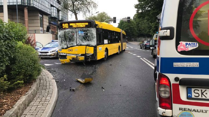 Samochód dostawczy zderzył się z autobusem komunikacji miejskiej. Są ranni, a z opisu wypadku wynika, że uderzenie musiało być potężne.