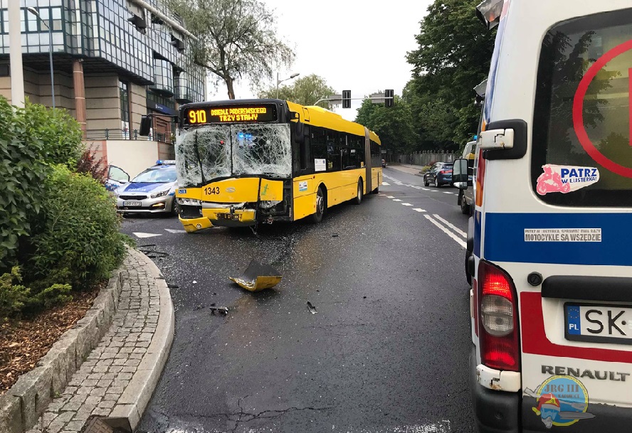 Samochód dostawczy zderzył się z autobusem komunikacji miejskiej. Są ranni, a z opisu wypadku wynika, że uderzenie musiało być potężne.