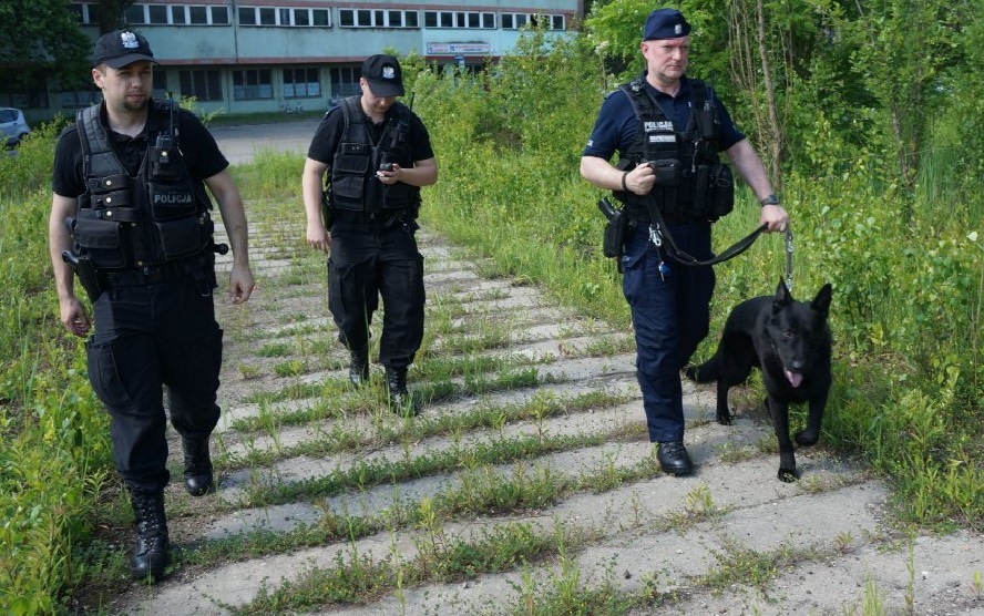Trwa obława na podejrzanego o mord. Uczestniczą w niej policjanci z Katowic, strażacy, kilka psów tropiących i dron. Policja ostrzega, że poszukiwany może być niebezpieczny – ujawniono jego personalia i wizerunek.