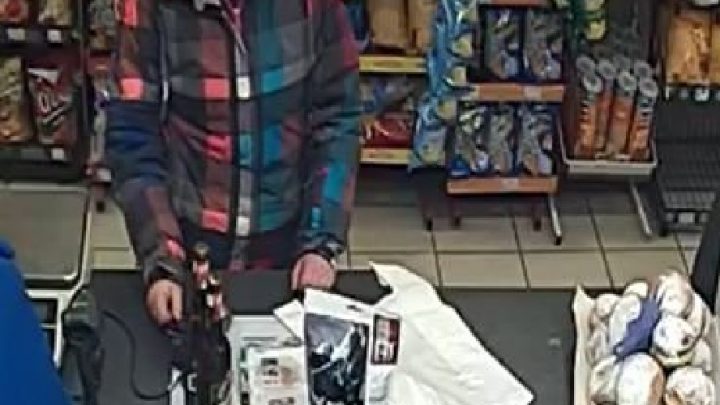 Skradzioną kartę wykorzystał do robienia zakupów w różnych katowickich sklepach. Kolejny złodziej, który pozował do kamer monitoringu.