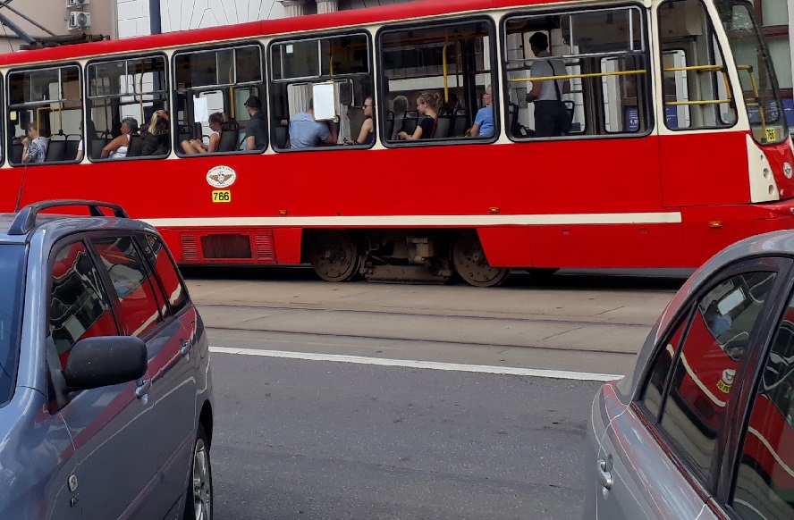Tory tramwajowe podniosły dzisiaj bunt. Włączyły swoisty dzwonek alarmowy i „zaatakowały” jeden z przejeżdżających samochodów, powodując jego uszkodzenie.