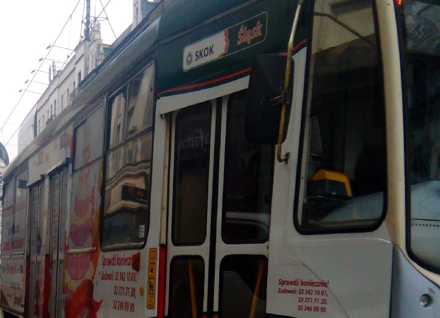 Wysoka temperatura wybrzuszyła tory tramwajowe przerywając trasę. Pasażerowie muszą przesiadać się do autobusów.