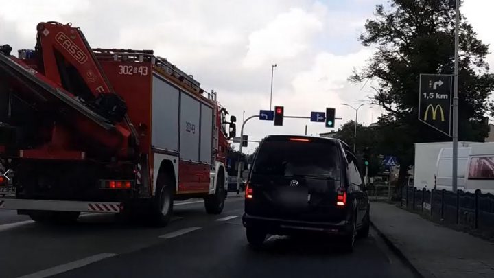 Niebezpieczne zachowanie kierowców w Katowicach. Kamera nagrała jak zajeżdżają drogę strażakom, jadącym na ratunek ludziom. W dodatku robią to na czerwonym!