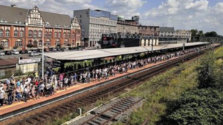 Koleje Śląskie przepraszają pasażerów i tłumaczą się z chaosu w pociągach i na peronach. Oficjalny komunikat i opinie naszych czytelników.