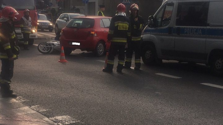 Piekielna sytuacja w tej części Katowic. Na jednej z najważniejszych ulic doszło do groźnego wypadku. Zablokowane jest skrzyżowanie, jak i cała ulica.