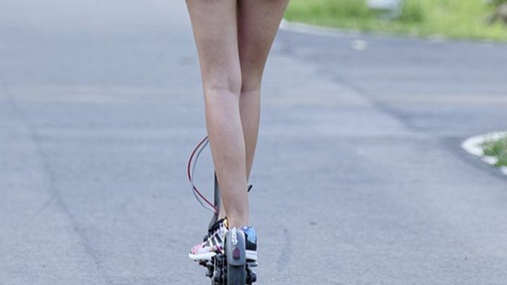 Młode kobiety połamały się na elektrycznych hulajnogach – ze względu na fatalną jakość pojazdów