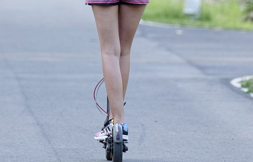 Młode kobiety połamały się na elektrycznych hulajnogach – ze względu na fatalną jakość pojazdów