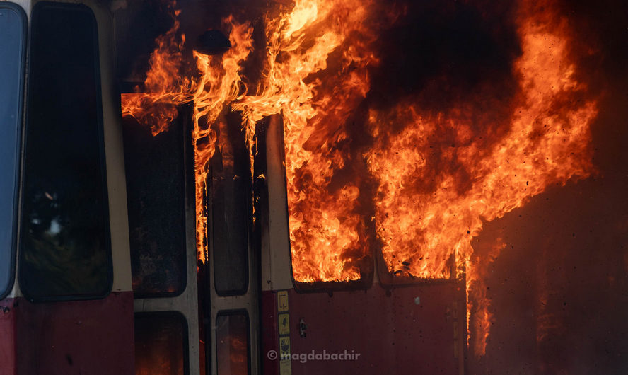 Wkrótce rozpętało się piekło. Pojazd zamienił się w kłębowisko ognia i dymu. Fotoreportaż Magdy Bachir.