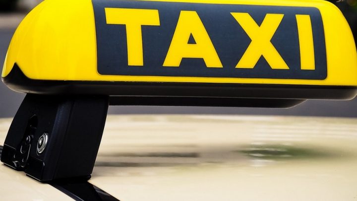 Taksówkarz z Katowic uratował swoją klientkę przed oszustami.