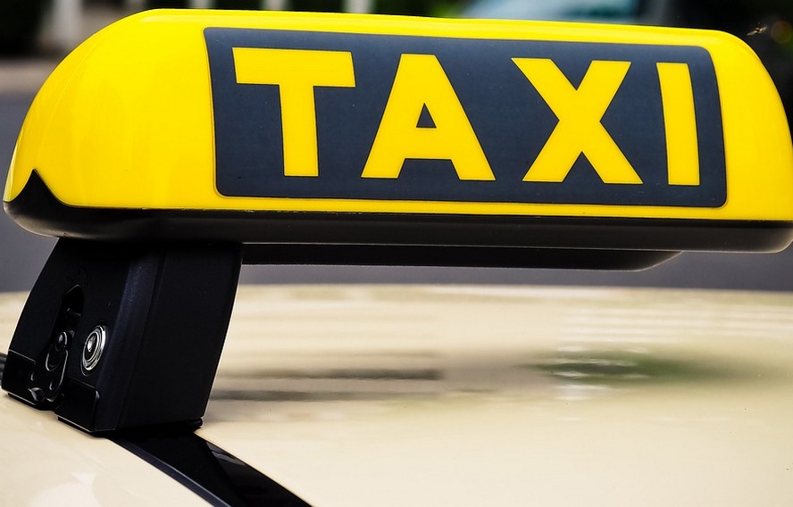 Taksówkarz z Katowic uratował swoją klientkę przed oszustami.