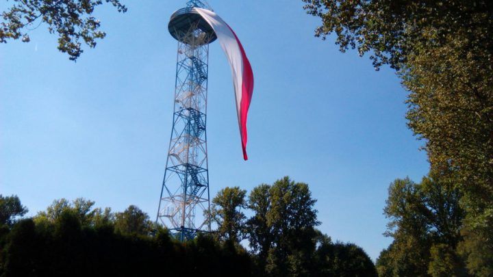 Odpowiedź harcerzy na twierdzenia, że w 1939 r. nie bronili Katowic na wieży spadochronowej w parku Kościuszki.