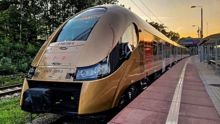 Od kilku dni pasażerowie Kolei Śląskich mają niepowtarzalną okazję podróżować złotym pociągiem.