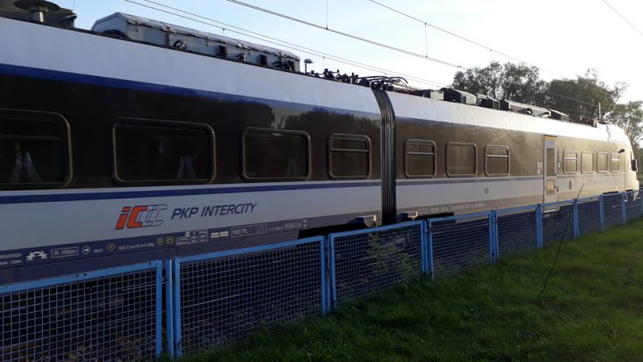 Pociąg ekspresowy, który wyjechał z Katowic, potrącił człowieka.