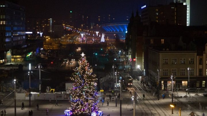 Od dziś będziemy mogli podziwiać Katowice w świątecznej szacie. Prezydent miasta zaprasza na uroczyste zapalenie światełek na ustawionej na Rynku choince i włączenie iluminacji ulicznych.