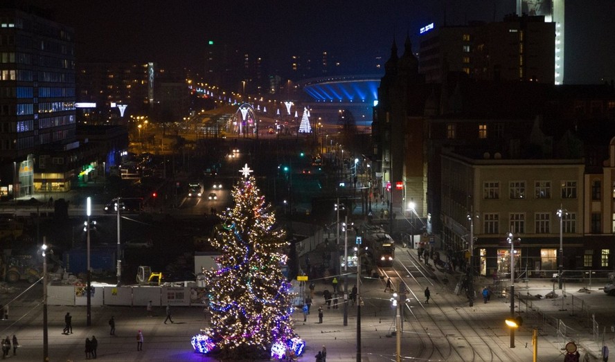Od dziś będziemy mogli podziwiać Katowice w świątecznej szacie. Prezydent miasta zaprasza na uroczyste zapalenie światełek na ustawionej na Rynku choince i włączenie iluminacji ulicznych.