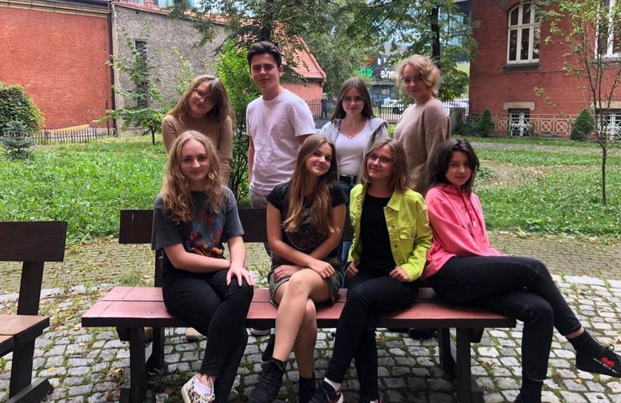 Ośmioro licealistów z Katowic odpakowuje świat. Wbrew pozorom nie jest to żaden żart, a sprawa dotyczy nas wszystkich.
