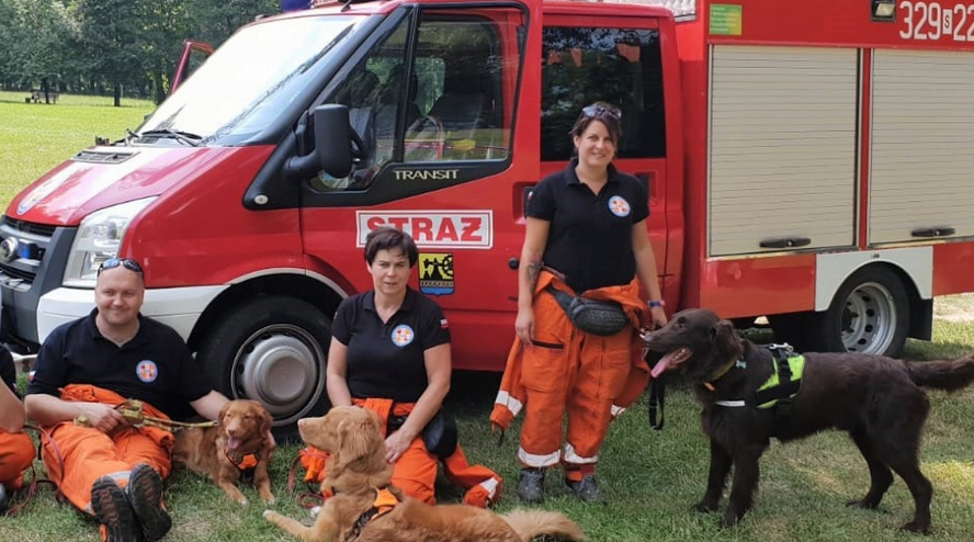 Grupa Poszukiwawczo-Ratownicza katowickiej straży pożarnej ma pięć wspaniale wyszkolonych psów. Nie brak jej członkom woli, wytrwałości i entuzjazmu. Dotarła do nas dość szokująca wiadomość dotycząca jej działalności.