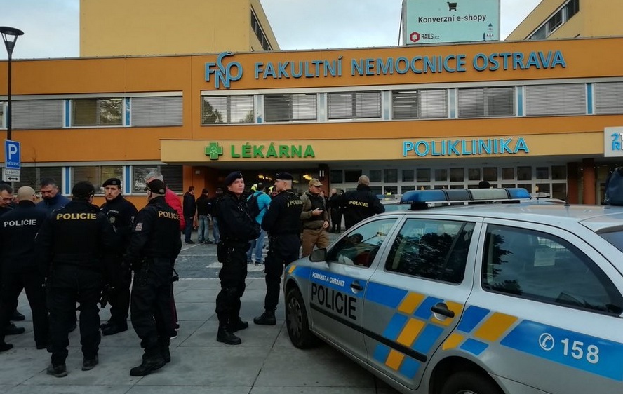 Strzelanina w szpitalu w przygranicznej Ostrawie. Sześć ofiar strzelaniny nie żyje, kolejne są w stanie ciężkim i krytycznym. Istniało podejrzenie, że zabójca mógł zbiec do Polski.