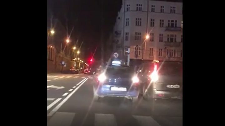 Jeden z taksówkarzy celowo uderza swoim samochodem w auto mieszkańca Katowic. Stojący na postoju koledzy mu sekundują.