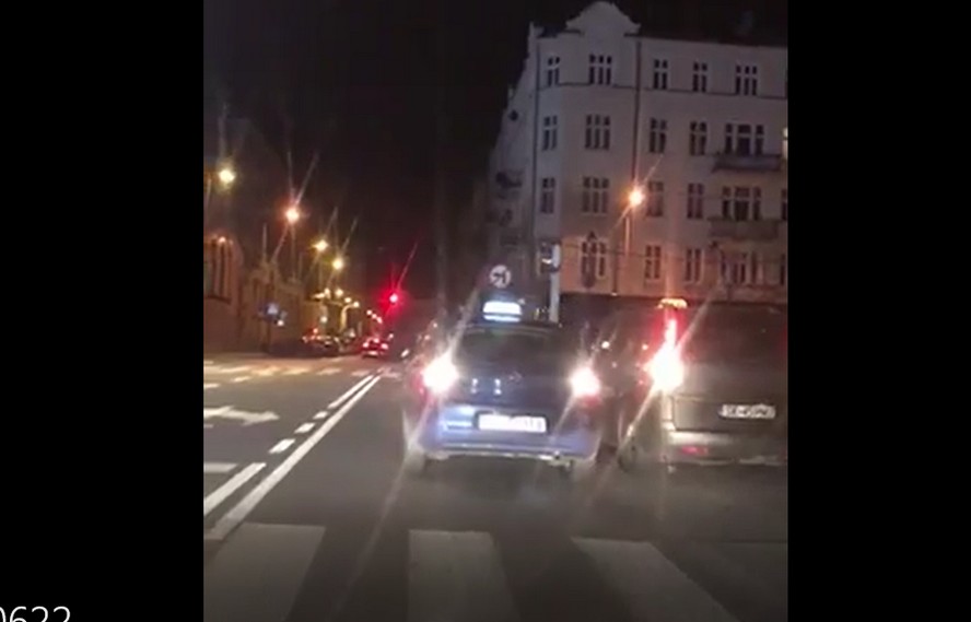 Jeden z taksówkarzy celowo uderza swoim samochodem w auto mieszkańca Katowic. Stojący na postoju koledzy mu sekundują.