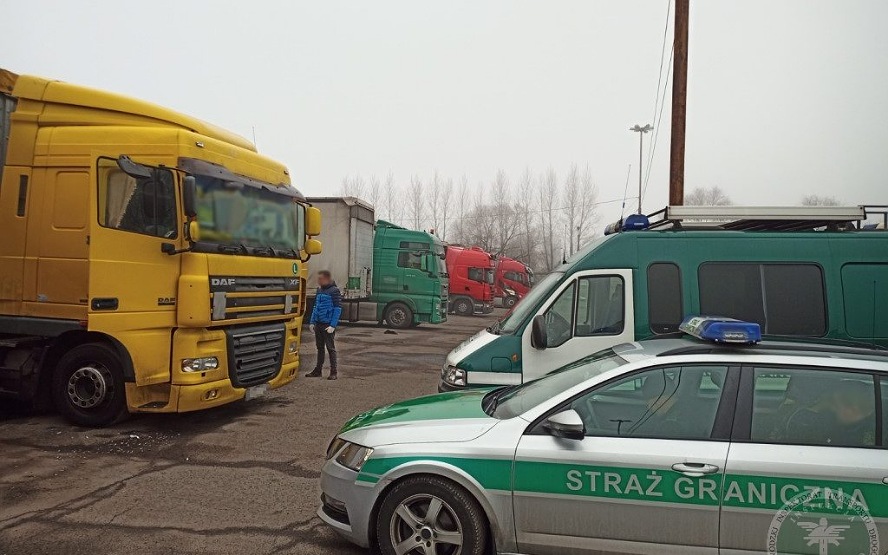 Szlak przemytników ludzi przebiega przez nasz region! W ciężarówce, którą sprawdzali funkcjonariusze Inspekcji Transportu Drogowego i Straży Granicznej, ukryci byli nielegalni emigranci.