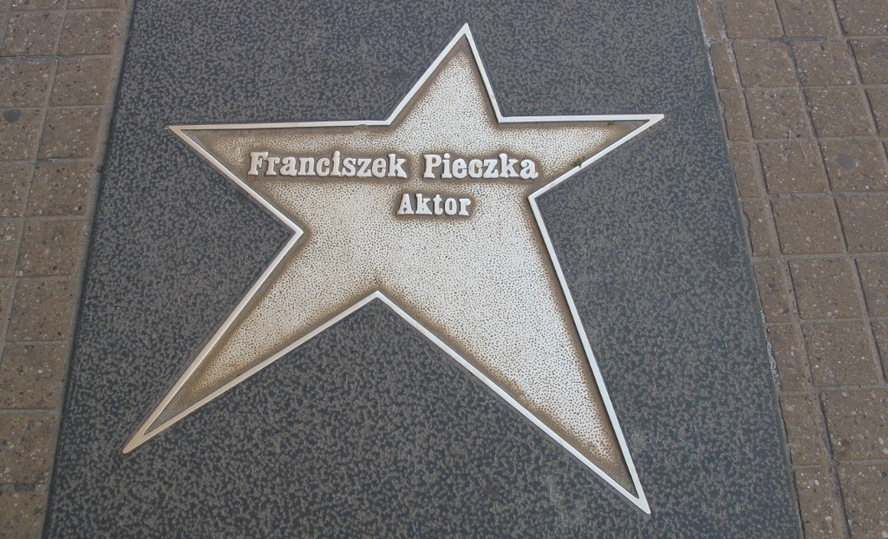 Gustlik, czyli Franciszek Pieczka. Naszym zdaniem największy polski aktor. Dziś życzmy mu już nie stu, lecz co najmniej 180 lat w zdrowiu i pogodzie ducha.