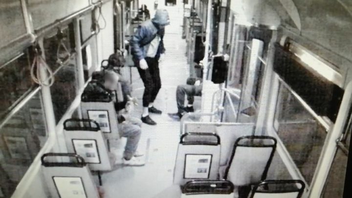 Okradli pasażera tramwaju jadącego przez Katowice. Kamera nagrała złodziejską akcję.