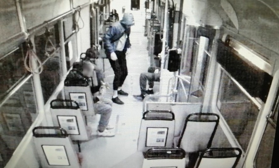 Okradli pasażera tramwaju jadącego przez Katowice. Kamera nagrała złodziejską akcję.