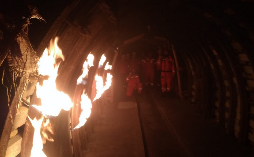 Pożar w katowickiej kopalni Staszic wybuchł na głębokości 900 metrów. W tym czasie przebywało tam 32 górników.