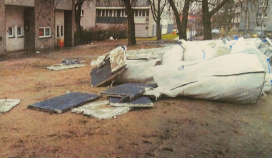 Rozrzucane przez wiatr odpady zaśmieciły nawet teren pobliskiego przedszkola w Katowicach. Konieczna była interwencja, by firma po sobie posprzątała.