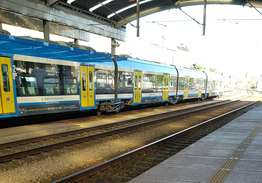 Chaos na dworcu kolejowym w Katowicach. Na jednej z najważniejszych tras kolejowych regionu wykoleił się pociąg.
