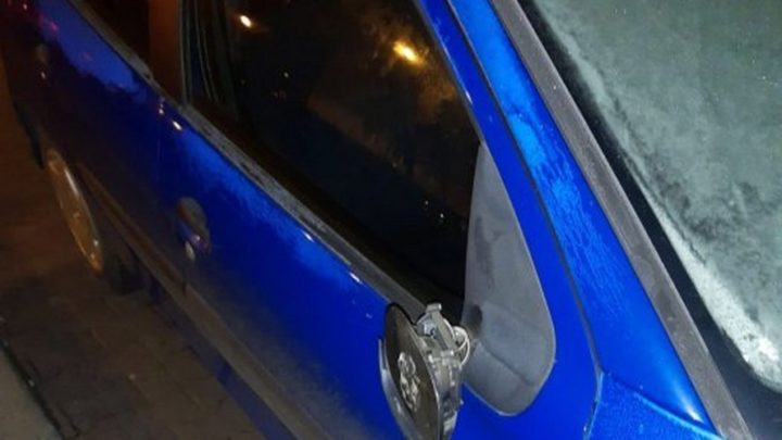 Agresywny chuligan niszczył samochody zaparkowane przy jednej z ulic w Katowicach. W ten sposób popisywał się przed towarzyszącą mu „damą”.