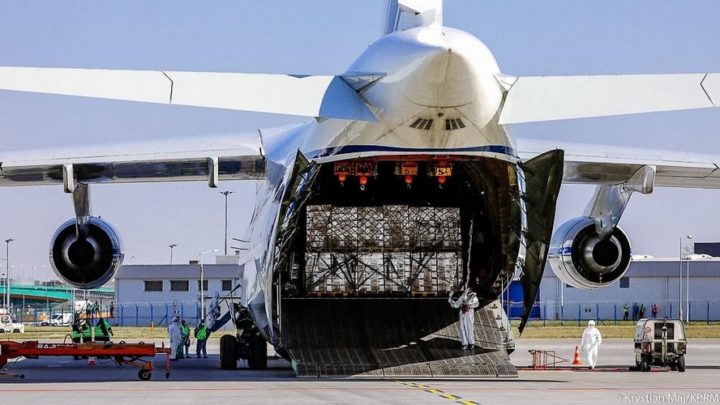 To dzieło naszej! – śląskiej firmy. Największy w dziejach transport maseczek przyleciał do Polski największym na świecie samolotem.