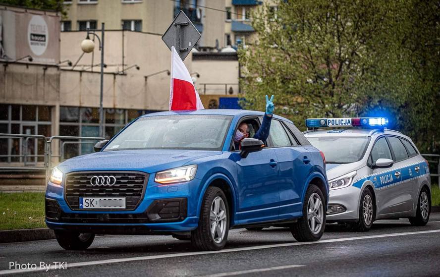 Mimo stanu epidemii w Katowicach odbyła się legalna pierwszomajowa demonstracja. Choć ciężko w to uwierzyć, to policja żądała usunięcia biało-czerwonych flag.